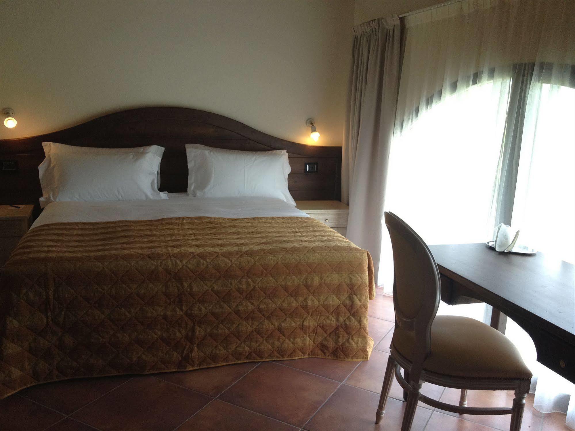 Hotel Cascina Canova Uggiate-Trevano ภายนอก รูปภาพ